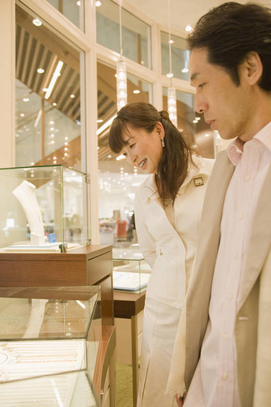 东方人,中年人,两个人,家庭,夫妻,商店,站,竖图,室内,白天,侧面,衬衫,西装,爱情,项链,照明,亚洲,握,阴影,套装,正装,光线,影子,灯光,浪漫,注视,职业装,黄种人,商铺,顶灯,顾客,灯,装饰品,饰品,首饰,柜台,灯具,低头,观察,看,站着,温暖,温馨,一家人,展示,恩爱,握着,恋人,观看,出售,照亮,和睦,察看,照明设备,关注,首饰店,珠宝店,垂头,展示柜,市肆,商号,主顾,男人,男性,女人,女性,中年男性,中年女性,亚洲人,夫妇,情侣,站立,半身,彩图,衬衣,店铺,伴侣,融洽