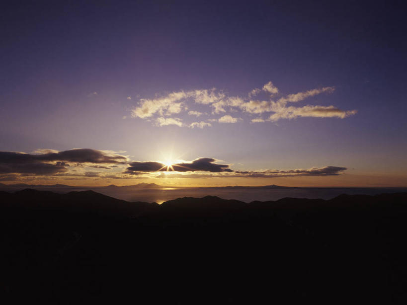 无人,横图,室外,白天,正面,旅游,度假,日出,美景,山,山脉,太阳,北海道,日本,亚洲,景观,山峰,朝霞,晨曦,黎明,山峦,背光,娱乐,阳光,自然,群山,享受,休闲,景色,放松,连绵,绵延,自然风光,逆光,东亚,日本国,北海道地方,北海道岛,联贯,朝阳,彩图,卯时,破晓,日始,鄂霍次克综合振兴局,斜里郡,斜里町,知床岬,道东,网走支厅