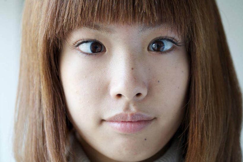 东方人,脸,头,眼睛,脸颊,一个人,笑,微笑,横图,室内,特写,白天,白色背景,正面,亚洲,瞳孔,仅一个年轻女性,仅一个女性,仅一个人,阴影,反射,影子,棕色,注视,黄种人,观察,看,眼部,摄影,影棚,观看,斗鸡眼,察看,关注,对眼,内斜,年轻女性,女人,女性,亚洲人,头部,长发,直发,脸部,脸蛋,面部,眼,半身,彩图,影棚拍摄,拍摄