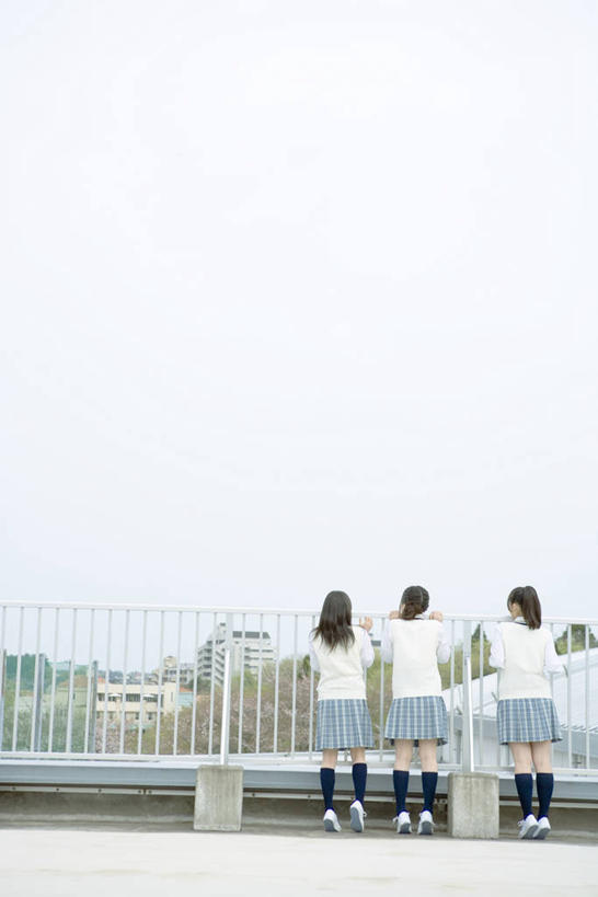 东方人,三个人,伙伴,朋友,栏杆,站,竖图,室外,白天,制服,友谊,亚洲,一排,服装,整齐,围栏,黄种人,护栏,排列,背面,天空,天,站着,同学,校服,校友,队列,学生服,同窗,学友,友情,年轻女性,女人,女性,亚洲人,站立,彩图,全身,日本校服