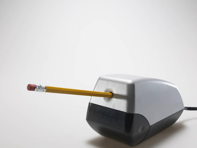 无人,横图,室内,特写,白天,白色背景,正面,静物,阴影,反射,笔,影子,办公用品,文具,一个,黄色,铅笔,学习用品,摄影,影棚,单个,文具用品,一支,卷笔刀,削笔刀,削笔机,彩图,影棚拍摄,拍摄