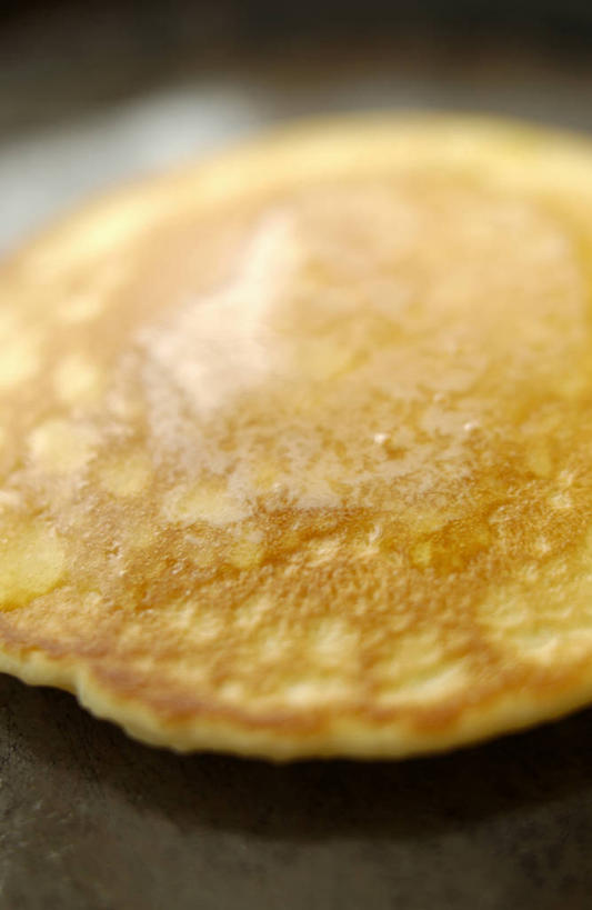 点心,煎饼,无人,竖图,俯视,室内,特写,白天,阴影,朦胧,模糊,反射,影子,黄油,食品,文化,小吃,食物,糕点,一个,甜食,单个,乳制品,白脱油,薄煎饼,乳脂,彩图,高角度拍摄,班戟,薄烤饼