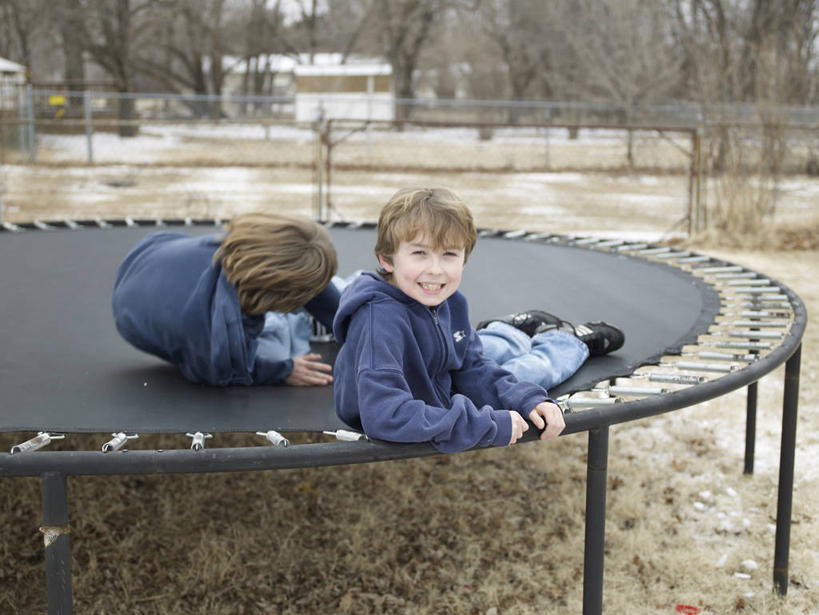 西方人,儿童,两个人,家庭,躺,笑,微笑,露齿笑,横图,室外,白天,侧面,锻炼,纯洁,运动,蹦床,草地,草坪,植物,欧洲,欧洲人,服装,扭头,注视,休闲装,草,树,树木,小孩,衣服,绿色,自然,观察,看,转头,休闲,温暖,温馨,一家人,休闲服,活力,可爱,童年,童趣,服饰,生长,成长,观看,和睦,察看,优美,关注,童真,烂漫,无邪,卧着,体育,天真,男孩,男人,男性,白种人,躺着,卧,彩图,全身,健身,空中芭蕾,融洽,男生