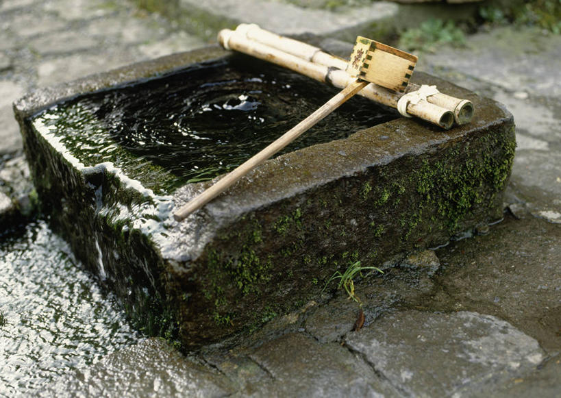 无人,横图,俯视,室外,白天,灌溉,石头,水,波纹,朦胧,模糊,透明,木制,石子,液体,勺子,水井,气泡,水滴,涟漪,漩涡,生活,水泡,水珠,水纹,泡泡,木制品,调羹,汤匙,储蓄,井,圆弧,浇灌,储存,储备,蕴藏,贮备,石块,岩石,彩图,高角度拍摄,贮存