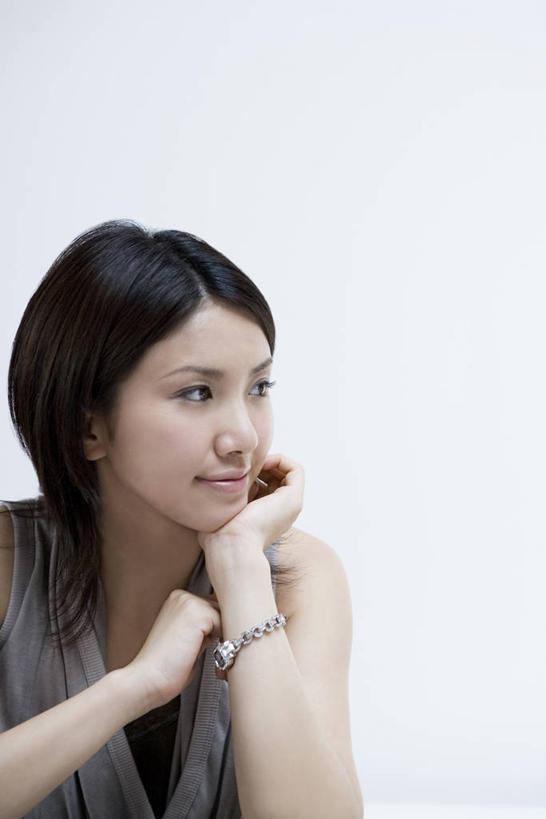 东方人,一个人,坐,笑,微笑,竖图,室内,白天,正面,亚洲,仅一个年轻女性,仅一个女性,仅一个人,撑,服装,扭头,托腮,注视,休闲装,黄种人,衣服,观察,看,托,转头,休闲,休闲服,服饰,观看,察看,关注,托下巴,单手托腮,年轻女性,女人,女性,亚洲人,坐着,半身,彩图