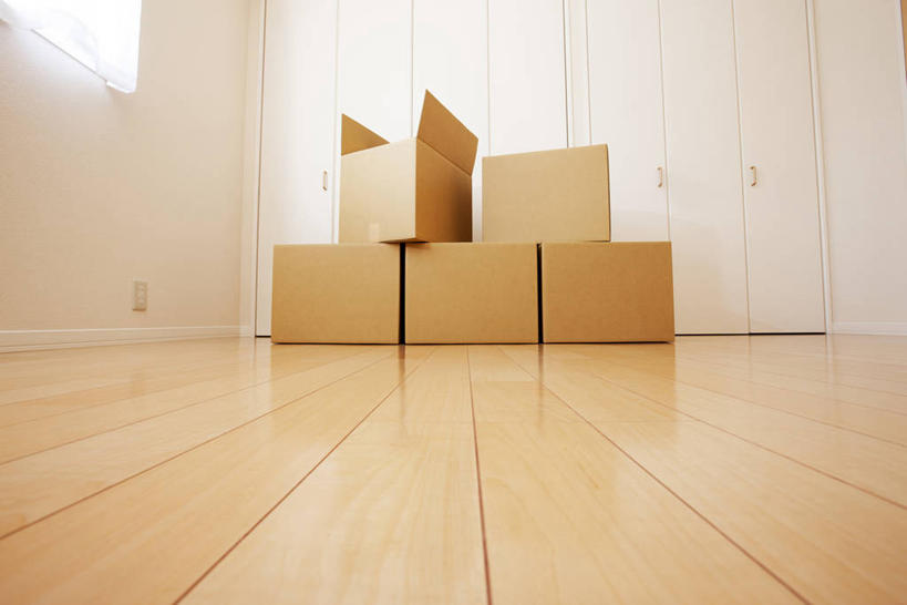 无人,家,横图,室内,白天,正面,窗户,地板,五个,许多,阴影,反射,包装,影子,纸箱,房屋,墙,屋子,公寓,地面,洋房,楼房,木地板,玻璃窗,墙壁,墙面,住宅,容器,箱子,搬家,迁移,纸板箱,包装箱,迁居,乔迁,搬迁,彩图,房子