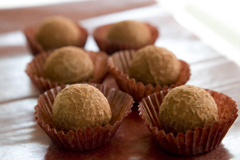 无人,横图,俯视,室内,特写,白天,餐桌,桌子,一排,许多,阴影,朦胧,模糊,整齐,并列,并排,反射,影子,食品,糖,糖果,甜点,甜品,松露巧克力,很多,食物,排列,甜食,巧克力,餐台,朱古力,纸托,队列,平行,蛋糕托,蛋糕托纸,蛋糕纸托,彩图,高角度拍摄