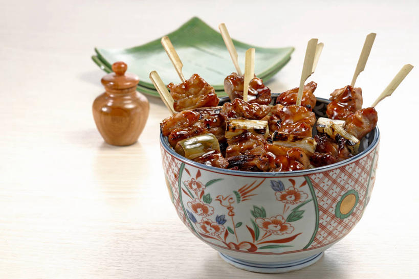 无人,横图,室内,特写,白天,白色背景,正面,烹饪,餐桌,桌子,餐具,阴影,反射,碟子,盘,影子,陶瓷,鸡肉,肉,日本料理,料理,食品,陶瓷制品,菜肴,美食,肉类,竹签,食物,盘子,容器,碟,碗,日式料理,日式,摄影,佳肴,影棚,餐台,储藏,储存,烧鸡,肉食,取食签,照烧,彩图,影棚拍摄,拍摄,照烧鸡,贮存