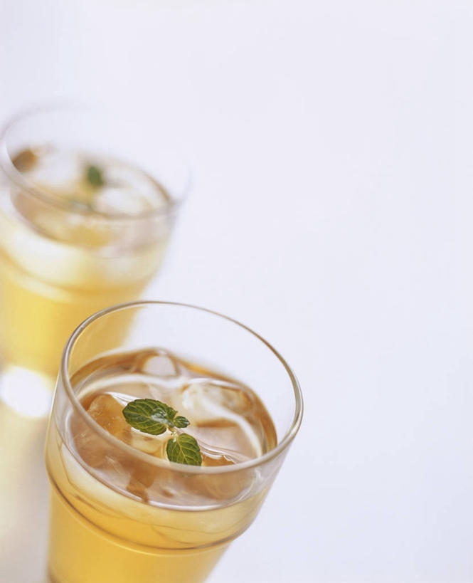 无人,竖图,俯视,室内,特写,白天,幸福,餐桌,茶,桌子,杯子,叶子,两根,阴影,朦胧,模糊,反射,影子,冰,红茶,冰块,茶叶,薄荷,绿叶,银丹草,两杯,娱乐,冷冻,玻璃制品,水杯,享受,休闲,温馨,嫩叶,放松,寒冷,乐趣,冰红茶,冷藏,餐台,冰冷,提神,舒适,醒脑,保鲜,斑叶凤梨薄荷,夜息香,叶,叶片,玻璃杯,彩图,高角度拍摄