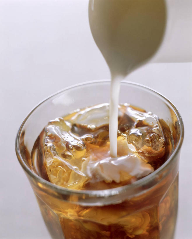 牛奶,无人,竖图,俯视,室内,特写,白天,幸福,茶,杯子,阴影,反射,影子,冰,红茶,冰块,茶叶,饮品,一杯,营养,娱乐,冷冻,玻璃制品,饮料,一个,水杯,享受,休闲,温馨,放松,寒冷,乐趣,冰红茶,冷藏,单个,冰冷,提神,乳制品,舒适,奶,牛乳,醒脑,安神,保鲜,玻璃杯,彩图,高角度拍摄