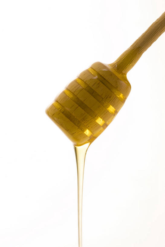 蜂蜜,无人,竖图,室内,特写,白天,白色背景,正面,一根,粘稠,木制,木制品,橙色,搅拌棒,摄影,影棚,花蜜,黏稠,止痛,解毒,浓厚,搅蜜棒,蜂蜜棒,冬酿,石蜜,彩图,影棚拍摄,拍摄