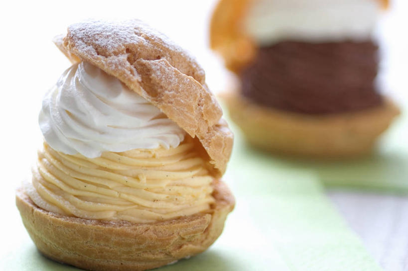 点心,面包,无人,横图,俯视,室内,特写,白天,餐桌,桌子,阴影,朦胧,模糊,反射,影子,食品,面点,泡芙,甜点,甜品,食物,糕点,两个,甜食,奶油,餐台,乳制品,激凌,克林姆,淇淋,彩图,高角度拍摄