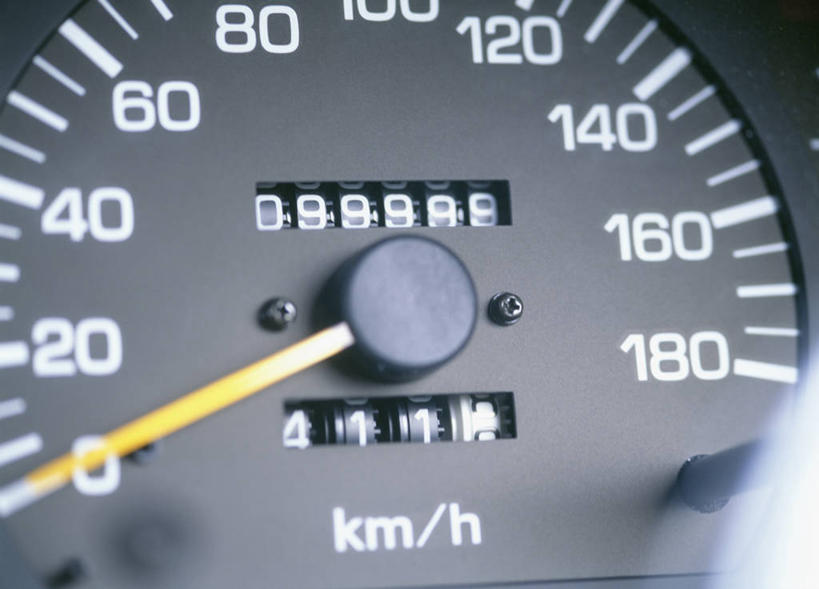 无人,横图,室内,特写,白天,正面,静物,阴影,朦胧,模糊,反射,标志,数字,文字,影子,字符,指针,标识,阿拉伯数字,仪表盘,仪表,彩图,车速表