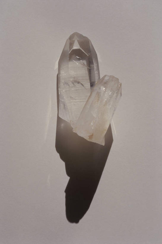 无人,竖图,室内,特写,白天,白色背景,正面,静物,阴影,反射,固体,结晶,矿石,影子,破坏,破损,晶体,摄影,影棚,损坏,贵重,宝石,宝贵,矿物质,观赏石,彩图,影棚拍摄,拍摄