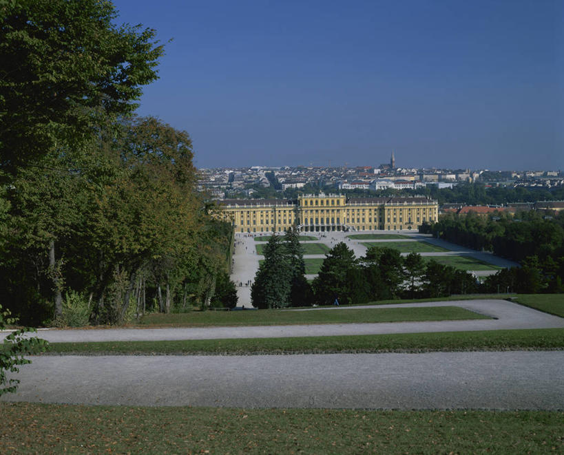 无人,家,宫殿,横图,室外,白天,正面,旅游,度假,草地,草坪,树林,植物,标志建筑,地标,建筑,雕塑,奥地利,欧洲,维也纳,阴影,艺术,装饰,光线,雕刻,雕像,影子,房屋,屋子,公寓,首都,娱乐,建设,洋房,楼房,住宅,草,树,树木,蓝色,绿色,蓝天,天空,阳光,自然,工艺品,天,享受,休闲,旅游胜地,放松,生长,晴朗,成长,纪念,美术,宫廷,主题,陈列,中欧,万里无云,功能,美学,奥地利共和国,王宫,舍恩布龙宫,美泉宫,晴空,晴空万里,彩图,房子,皇宫,美泉宫花园