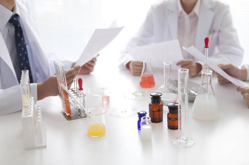 东方人,三个人,同事,科学家,坐,横图,俯视,室内,白天,成功,合作,团队,集体,信心,实验,仪器,水,桌面,桌子,杯子,亚洲,握,阴影,服装,研究,透明,反射,分析,化学,测试,笔,材料,档案,试管,试管架,试剂瓶,文件,液体,影子,锥形瓶,实验室,水滴,研究室,办公用品,领带,黄种人,队伍,水笔,架子,玻璃制品,文具,衣服,白色,玻璃瓶,瓶子,学习用品,资料,器皿,握着,服饰,文具用品,领导,象征,衣着,庄重,科研人员,白大褂,成就,穿着,文档,研究者,身份,合伙,领袖,工作台,计量,试验室,实验服,科学研究者,玻璃仪器,试验耗材,实验用品,正式,地位,衣饰,男人,男性,年轻男性,亚洲人,科学工作者,玻璃杯,坐着,半身,彩图,高角度拍摄,实验衣,实验台,实验桌