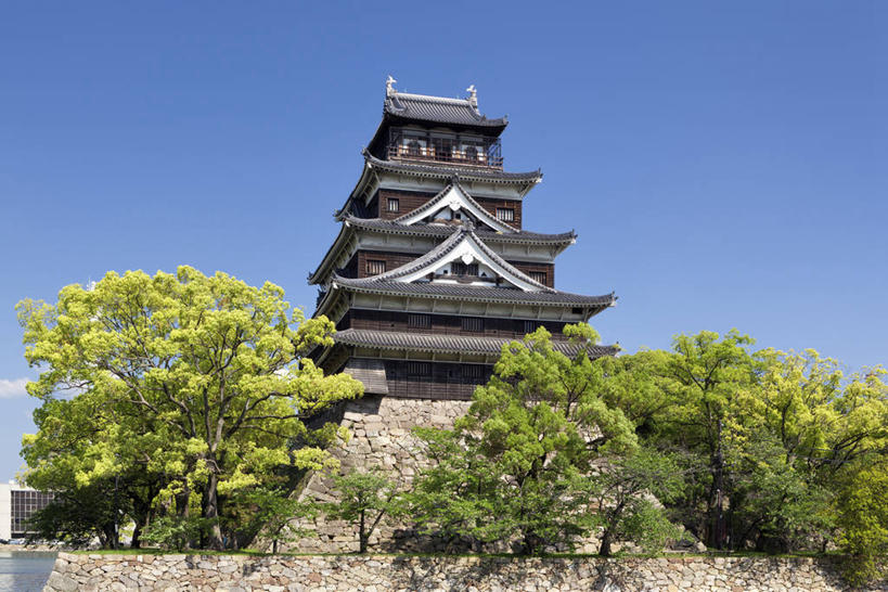 无人,横图,室外,白天,仰视,旅游,度假,名胜古迹,植物,标志建筑,地标,建筑,广岛县,日本,亚洲,阴影,遗迹,光线,瓦片,影子,屋顶,顶棚,瓦,古迹,文物,娱乐,建设,古建筑,树,树木,蓝色,绿色,蓝天,天空,阳光,自然,天,享受,休闲,旅游胜地,放松,建造,生长,晴朗,成长,古文明,东亚,屋瓦,本州,万里无云,本州岛,日本国,广岛,広岛,中国地方,县厅,广岛市区,広岛市,晴空,晴空万里,彩图,低角度拍摄,鲤城,广岛城