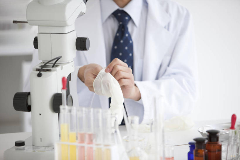 东方人,一个人,科学家,站,横图,室内,白天,正面,衬衫,实验,仪器,桌面,桌子,杯子,亚洲,仅一个男性,仅一个人,握,阴影,服装,检查,朦胧,模糊,研究,透明,反射,分析,科学,化学,测试,试管,试管架,试剂瓶,显微镜,影子,实验室,研究室,领带,黄种人,架子,玻璃制品,仅一个年轻男性,衣服,白色,玻璃瓶,瓶子,手套,观察,站着,橡胶,器皿,清晰,探索,握着,服饰,放大,观看,仔细,透镜,凸透镜,聚焦,象征,衣着,庄重,科研人员,白大褂,穿着,关注,研究者,橡胶手套,身份,工作台,计量,橡胶制品,试验室,实验服,科学研究者,玻璃仪器,试验耗材,实验用品,医用手套,光学,清楚,正式,地位,衣饰,男人,男性,年轻男性,亚洲人,科学工作者,玻璃杯,站立,半身,彩图,衬衣,实验衣,实验台,实验桌