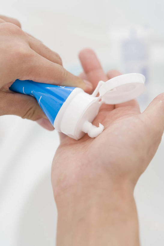 东方人,手,一个人,竖图,俯视,室内,特写,白天,化妆,美容,亚洲,双手,仅一个男性,仅一个人,护肤,握,阴影,朦胧,模糊,美白,反射,影子,挤,黄种人,仅一个年轻男性,一个,白色,瓶子,塑料制品,清洁,保养,享受,休闲,手部,塑料瓶,放松,去角质,握着,保健,单个,洁面乳,保湿,滋润,护肤品,洗面奶,去死皮,护肤用品,舒缓,养颜,去污,控油,紧肤,嫩肤,祛痘,去痘,祛角质,抗衰,再生,增白,补水,祛斑,抗皱,防皱,除皱,去皱,男人,男性,年轻男性,亚洲人,半身,彩图,高角度拍摄