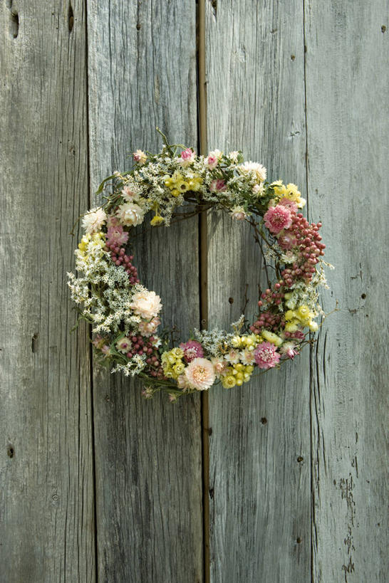 无人,竖图,室外,白天,正面,阴影,装饰,光线,木制,花环,影子,墙,墙壁,墙面,阳光,木制品,华丽,修饰,圣诞花环,点缀,衬托,美观,雅致,雅观,圣诞圈,彩图