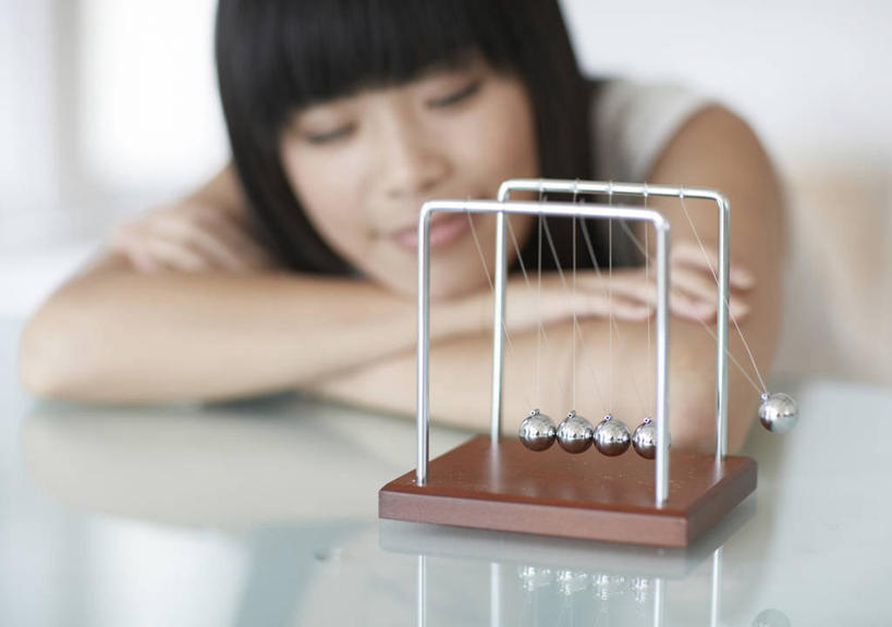 东方人,一个人,闭眼,横图,室内,白天,正面,游戏,桌面,桌子,亚洲,仅一个年轻女性,仅一个女性,仅一个人,撞球,阴影,服装,朦胧,模糊,反射,影子,玩,休闲装,黄种人,娱乐,一个,衣服,趴着,休闲,休闲服,益智,服饰,单个,活动,碰撞,发泄,消遣,智力,钢球,循环,牛顿摆,物理,宣泄,力学,惯性,惯性钢球,牛顿摆球,摇摆球,撞撞球,年轻女性,女人,女性,亚洲人,闭眼睛,闭着眼,闭着眼睛,趴,玩耍,嬉戏,半身,彩图