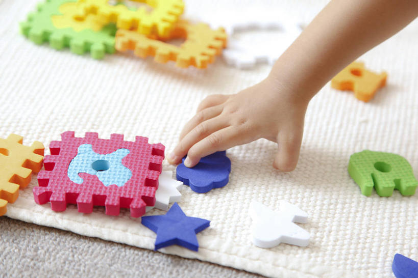 东方人,婴儿,儿童,手,一个人,横图,俯视,室内,特写,白天,游戏,纯洁,地毯,玩具,亚洲,仅一个人,握,阴影,朦胧,模糊,装饰,编织,反射,影子,手工艺品,星星,织物,玩,黄种人,娱乐,小孩,工艺品,休闲,星形,手部,可爱,益智,握着,活泼,活动,单手,华丽,修饰,点缀,发泄,消遣,智力,宝宝,五角形,纯真,烂漫,无邪,宣泄,衬托,美观,雅致,雅观,伶俐,天真,亚洲人,孩子,五角星,玩耍,嬉戏,半身,彩图,高角度拍摄