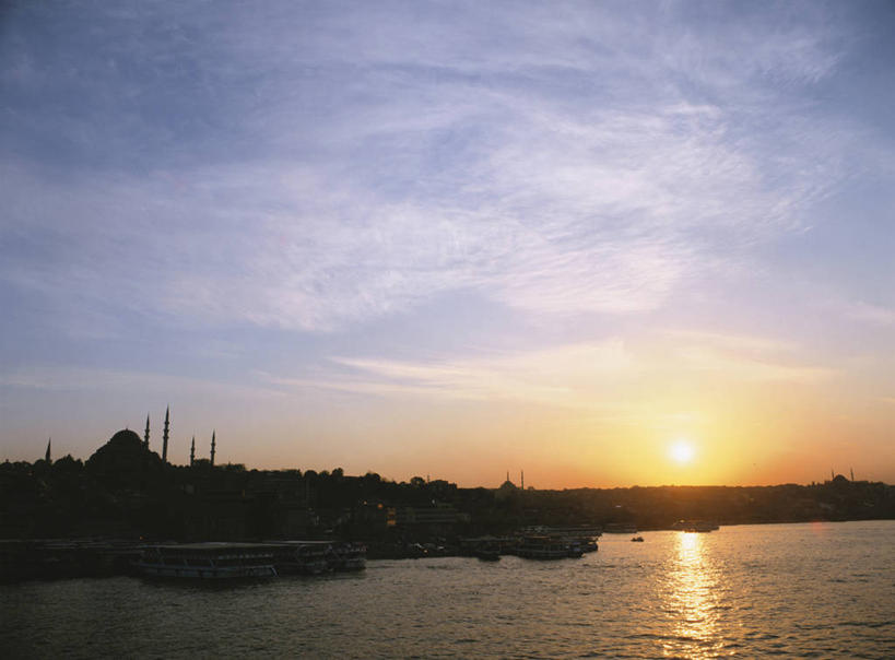 无人,码头,横图,室外,白天,正面,旅游,度假,海浪,海洋,名胜古迹,日落,太阳,标志建筑,地标,港口,建筑,土耳其,亚洲,阴影,节日,遗迹,光线,影子,浪花,晚霞,霞光,云,云朵,落日,首都,背光,云彩,古迹,文化,文物,娱乐,建设,古建筑,白云,阳光,海水,黄昏,祈祷,享受,休闲,健康,旅游胜地,彩霞,放松,许愿,宗教,信仰,纪念,祈求,伊斯兰教,清真寺,西亚,逆光,海景,古文明,伊斯坦布尔,苏莱曼清真寺,夕照,薄暮,苏莱曼尼耶清真寺,平安,大海,风浪,海,海水的波动,近岸浪,涌浪,夕阳,彩图,傍晚,摆渡口,埠头,渡口,渡头,港湾,海港,货运码头,口岸,商港,土耳其共和国,斜阳