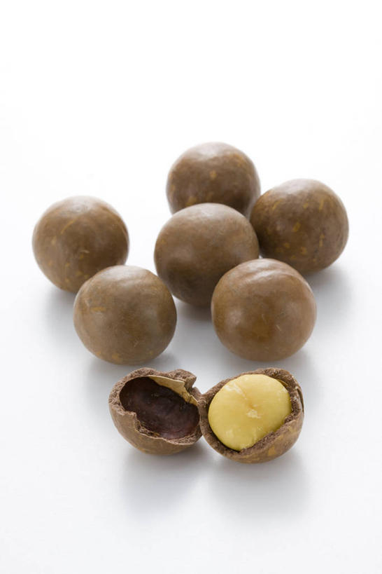 无人,横图,俯视,室内,特写,白天,白色背景,阴影,反射,影子,食品,糖,糖果,甜点,甜品,巧克力豆,食物,甜食,巧克力,剥开,摄影,影棚,朱古力,彩图,高角度拍摄,影棚拍摄,拍摄