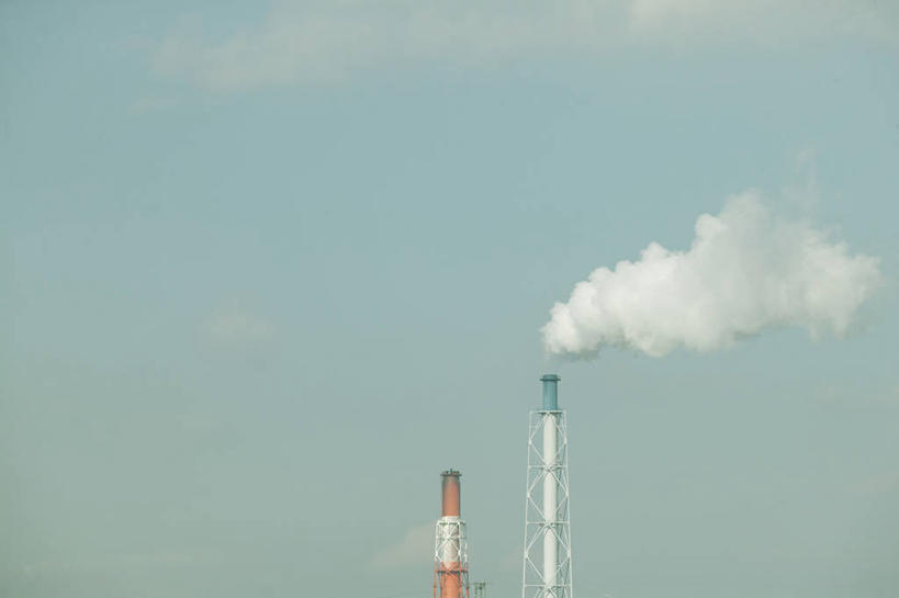 无人,工厂,横图,室外,白天,仰视,度假,烟囱,美景,城市风光,城市,爱知县,日本,亚洲,阴影,光线,影子,景观,云,云朵,云彩,娱乐,蓝色,白云,蓝天,天空,阳光,天,享受,休闲,景色,放松,工业,晴朗,污染,废气,危害,有害,东亚,本州,本州岛,日本国,中部地方,爱知,环境污染,晴空,彩图,低角度拍摄,制造厂,大气污染,工业废气,工业污染,化学污染,污染物,有害气体,生产工厂