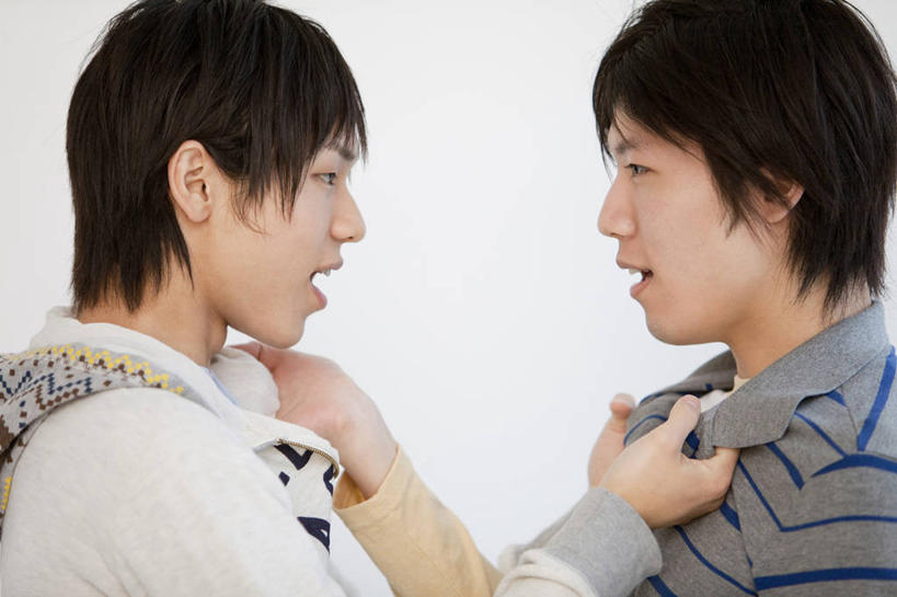 东方人,两个人,站,横图,室内,白天,白色背景,侧面,亚洲,服装,注视,休闲装,黄种人,相视,衣服,观察,看,站着,休闲,面对面,休闲服,抓,服饰,观看,对视,察看,互视,关注,打斗,相对,相看,男人,男性,年轻男性,亚洲人,站立,半身,彩图