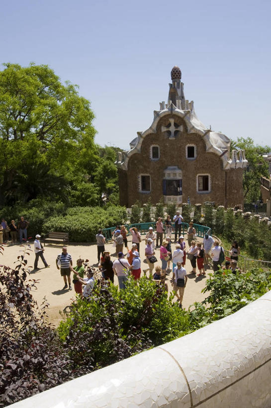 西方人,公园,站,竖图,俯视,室外,白天,度假,草地,草坪,美景,植物,城市风光,城市,西班牙,欧洲,巴塞罗那,欧洲人,行人,游客,游人,阴影,服装,光线,影子,景观,许多人,休闲装,娱乐,路人,旅客,草,树,树木,衣服,蓝色,绿色,蓝天,天空,阳光,自然,天,站着,一群人,享受,休闲,休闲服,景色,放松,服饰,生长,晴朗,成长,南欧,奎尔公园,万里无云,首府,古埃尔公园,加泰罗尼亚,西班牙王国,过客,男人,男性,年轻男性,年轻女性,女人,女性,白种人,晴空,晴空万里,站立,彩图,高角度拍摄,全身