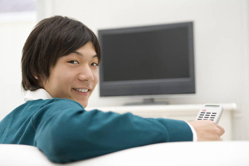 东方人,一个人,客厅,坐,笑,微笑,露齿笑,横图,室内,白天,沙发,电视,亚洲,仅一个男性,仅一个人,握,服装,墙,拿,拿着,扭头,注视,休闲装,黄种人,开关,墙壁,墙面,仅一个年轻男性,背面,衣服,按钮,遥控器,观察,看,转头,休闲,休闲服,搭,握着,服饰,观看,控制,调节,察看,遥控,起居室,搭着,关注,彩电,布艺沙发,彩色电视机,显像管屏,显像管屏幕,客堂,按键,男人,男性,年轻男性,亚洲人,电视机,坐着,半身,彩图