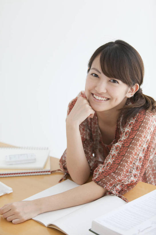 东方人,一个人,学生,坐,笑,打电话,微笑,露齿笑,竖图,室内,白天,正面,桌子,电话,手机,书籍,亚洲,仅一个年轻女性,仅一个女性,仅一个人,撑,服装,记事本,托腮,注视,休闲装,黄种人,通讯设备,书桌,衣服,本子,笔记本,教科书,课桌,观察,看,托,休闲,休闲服,服饰,课本,观看,察看,教材,关注,托下巴,一部,单手托腮,交流,年轻女性,女人,女性,亚洲人,书,图书,沟通,通话,坐着,半身,彩图