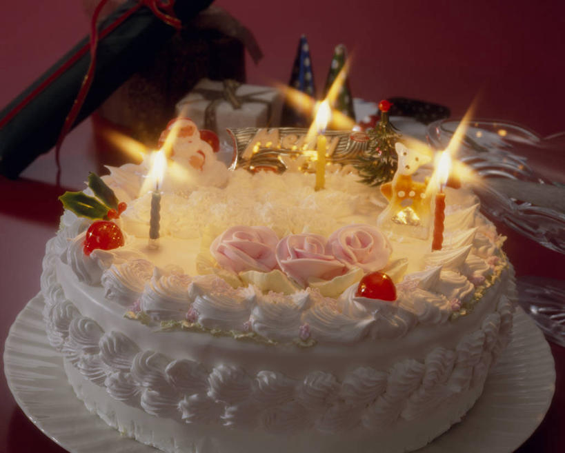 点心,无人,横图,俯视,室内,特写,白天,蜡烛,礼盒,礼物,圣诞节,阴影,节日,朦胧,模糊,庆祝,光线,火焰,丝绸,丝带,影子,纸盒,烛光,食品,缎带,燃烧,文化,绸带,盒子,食物,糕点,一个,包装盒,蝴蝶结,礼品盒,奶油,点燃,庆典,礼品,单个,纪念,乳制品,激凌,克林姆,淇淋,圣诞蛋糕,彩图,高角度拍摄,蛋糕