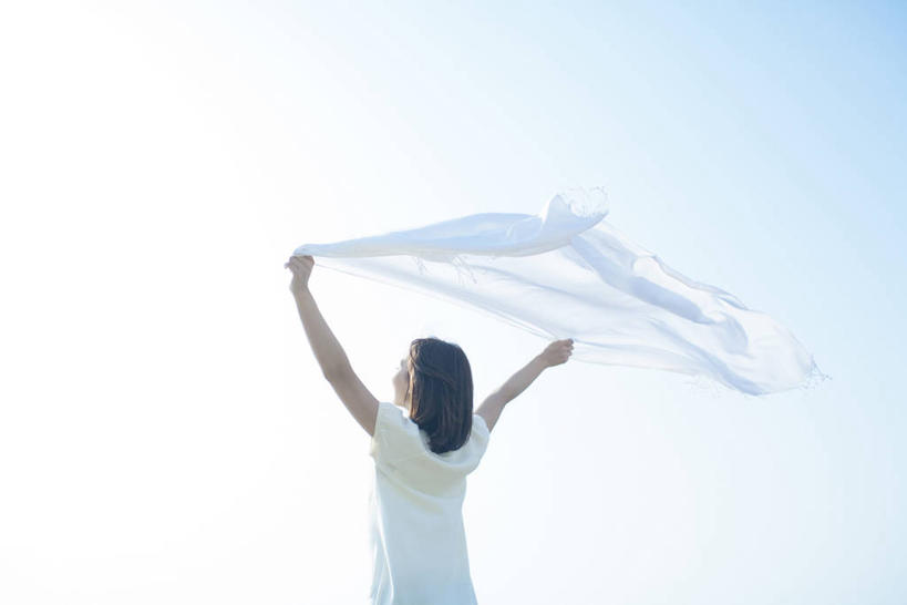 东方人,一个人,站,举,横图,室外,白天,仰视,亚洲,仅一个年轻女性,仅一个女性,仅一个人,一条,阴影,服装,装饰,光线,影子,休闲装,黄种人,衣服,蓝色,蓝天,天空,阳光,围巾,天,托,站着,休闲,温暖,休闲服,服饰,晴朗,围脖,保暖,华丽,点缀,御寒,万里无云,衬托,美观,雅致,雅观,年轻女性,女人,女性,亚洲人,晴空,晴空万里,举起,举手,举着,向上举,向上伸,向上托,站立,半身,彩图,低角度拍摄