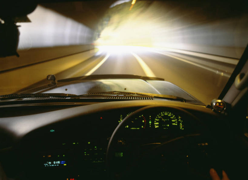 无人,横图,室内,白天,正面,机器,仪器,道路,路,公路,汽车,一辆,阴影,光线,隧道,标志,数字,文字,影子,字符,灯光,分界线,指针,停车线,交通,设备,标识,车,方向盘,交通工具,轿车,驾驶,行驶,阿拉伯数字,车行道,车行道分界线,操纵,控制,地道,载具,标线,仪表盘,操控,车行线,把持,仪表,马路,彩图,车速表