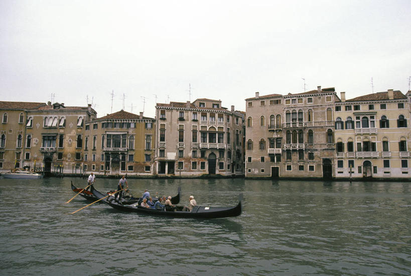 西方人,家,坐,横图,室外,白天,侧面,度假,湖,湖泊,美景,水,窗户,城市风光,城市,船,意大利,欧洲,威尼斯,欧洲人,一排,一艘,行人,游客,游人,阴影,波纹,服装,整齐,并列,并排,光线,影子,房屋,屋子,湖面,景观,水流,水面,公寓,木船,涟漪,许多人,注视,休闲装,娱乐,洋房,楼房,路人,旅客,玻璃窗,住宅,排列,衣服,蓝色,蓝天,水纹,天空,阳光,交通工具,波浪,湖水,天,观察,看,一群人,享受,休闲,休闲服,景色,放松,服饰,晴朗,观看,察看,舟,威尼托,队列,关注,南欧,载具,平行,贡多拉,威尼托大区,万里无云,意大利共和国,首府,水晕,威内托,威内托大区,过客,公朵拉,男人,男性,年轻男性,年轻女性,女人,女性,白种人,晴空,晴空万里,坐着,彩图,全身,房子,大运河