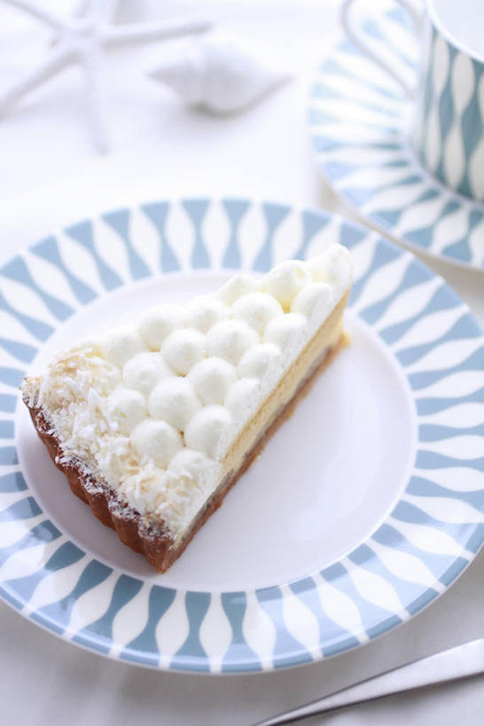 点心,无人,竖图,俯视,室内,特写,白天,白色背景,下午茶,餐桌,桌子,杯子,餐具,一把,一块,阴影,反射,叉子,瓷器,碟子,盘,影子,食品,咖啡杯,陶瓷制品,食物,糕点,盘子,碟,摄影,影棚,餐台,瓷杯,餐叉,进餐用具,彩图,高角度拍摄,影棚拍摄,拍摄,香蕉蛋糕,蛋糕