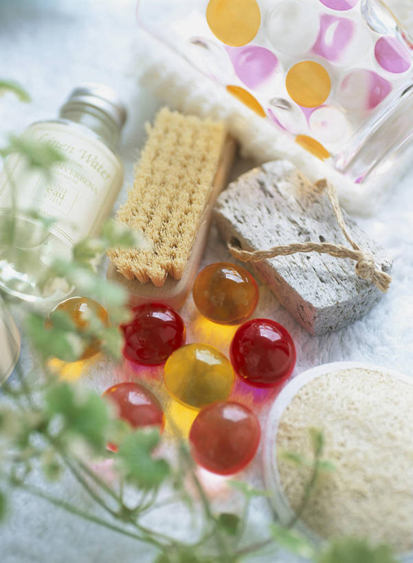 无人,竖图,俯视,室内,特写,白天,阴影,朦胧,模糊,反射,海绵,影子,珠子,长春藤,常春藤,干净,精油,瓶子,容器,清洁,享受,健康,放松,储藏,卫生,储存,浮石,磨脚石,永恒,不朽,忠实,洋常春藤,芳香植物,搓脚石,芳香油,挥发油,香精油,彩图,高角度拍摄,浴用海绵,贮存,常青藤