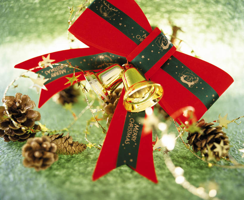 无人,横图,俯视,室内,特写,白天,绿色背景,阴影,装饰,反射,挂饰,铃铛,丝绸,丝带,影子,坚果,果实,松果,缎带,绸带,三个,蝴蝶结,干果,摄影,影棚,华丽,修饰,点缀,松塔,衬托,美观,雅致,雅观,圣诞铃铛,彩图,高角度拍摄,影棚拍摄,拍摄