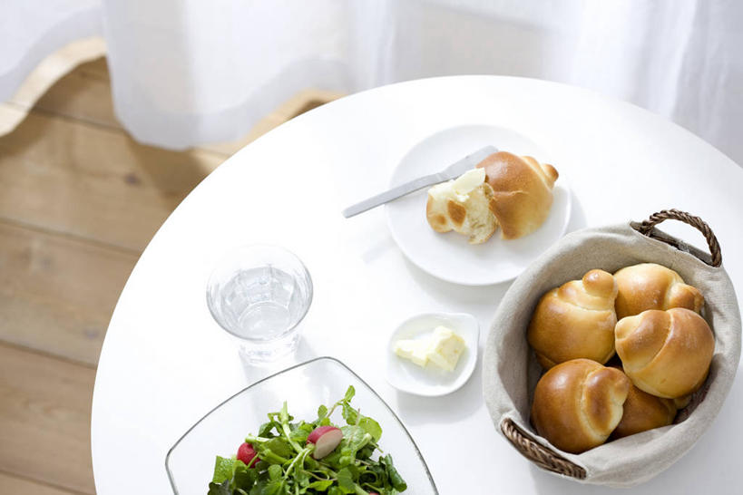 点心,面包,无人,横图,俯视,室内,特写,白天,烹饪,西餐,水,植物,餐桌,桌子,蔬菜,杯子,餐具,玻璃,一堆,许多,阴影,堆叠,堆积,新鲜,反射,碟子,盘,液体,影子,调料,酱料,酱汁,蔬菜沙拉,佐料,沙拉,料理,食品,面点,草药,药草,调味品,很多,调味料,色拉,饮用水,酱,沙拉酱,沙律,菜肴,美食,中药,玻璃制品,食物,糕点,盘子,容器,水杯,碟,碗,矿泉水,西式,佳肴,有机食品,绿色食品,餐台,色拉酱,储藏,堆,储存,药材,中草药,蒸馏水,中药材,本草,黄连,支连,玻璃杯,彩图,高角度拍摄,贮存