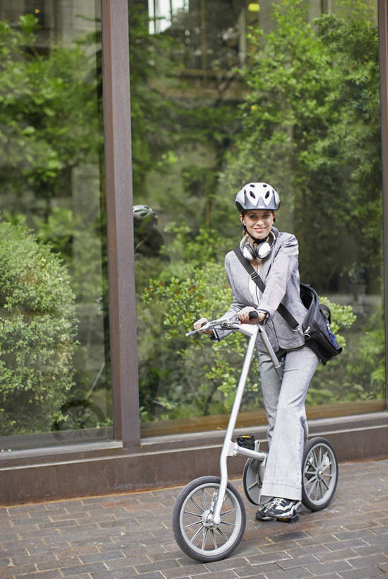 西方人,一个人,商务人士,商务女性,坐,竖图,室外,白天,正面,树林,植物,自行车,帽子,欧洲,欧洲人,仅一个年轻女性,仅一个女性,仅一个人,一辆,握,阴影,套装,光线,包,公文包,头盔,影子,注视,车,脚踏车,树,树木,一个,骑,绿色,阳光,自然,安全帽,交通工具,观察,看,骑车,握着,生长,单个,成长,公事包,观看,察看,关注,载具,商务装,工薪阶层,一顶,年轻女性,女人,女性,白种人,白领,上班族,坐着,彩图,全身,骑行头盔