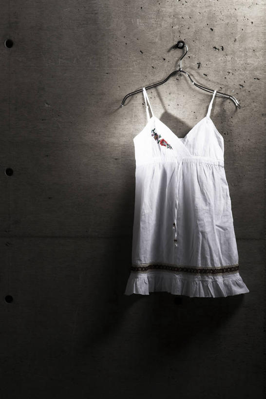 无人,竖图,室内,白天,正面,静物,吊带,衣架,阴影,服装,反射,影子,墙,吊带衫,墙壁,墙面,衣服,白色,灰色,服饰,衣着,穿着,衣饰,挂衣架,晾衣架,彩图