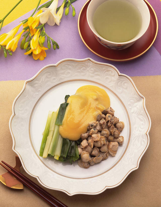 竖图,俯视,室内,特写,白天,烹饪,幸福,餐桌,茶,桌子,蔬菜,杯子,餐具,阴影,新鲜,盛开,反射,碟子,盘,影子,葱,大葱,青葱,调料,酱料,酱汁,日本料理,味增,绿茶,茶叶,料理,食品,调味品,调味料,花蕾,娱乐,酱,菜肴,美食,花,花瓣,花朵,鲜花,食物,盘子,水杯,碟,日式料理,花苞,花蕊,享受,休闲,日式,温馨,放松,乐趣,摄影,佳肴,有机食品,绿色食品,影棚,餐台,提神,舒适,醒脑,日式大豆酱,味噌,茶杯,半身,彩图,高角度拍摄,影棚拍摄,拍摄,不发酵茶,苦茗,味噌酱