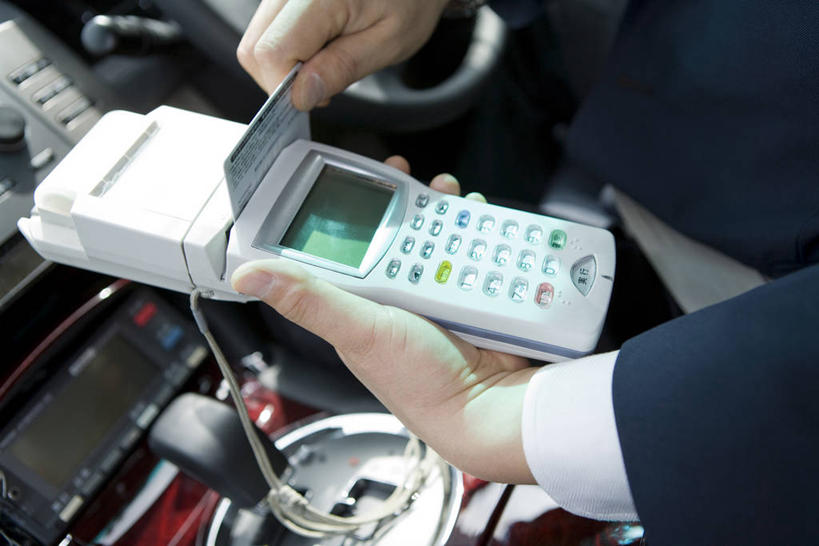 东方人,手,一个人,司机,横图,俯视,室外,特写,白天,衬衫,西装,信用卡,亚洲,双手,仅一个男性,仅一个人,一张,握,阴影,套装,正装,光线,影子,职业装,黄种人,仅一个年轻男性,阳光,手部,卡,握着,pos机,储蓄卡,收银台,收银,收银机,银行卡,男人,男性,年轻男性,亚洲人,驾驶员,半身,彩图,高角度拍摄,衬衣