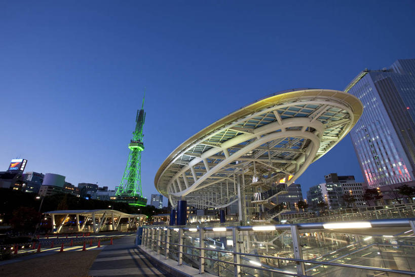 无人,高楼大厦,栏杆,横图,室外,夜晚,仰视,旅游,度假,办公楼,植物,标志建筑,大厦,地标,建筑,摩天大楼,写字楼,爱知县,名古屋,日本,亚洲,阴影,光线,影子,围栏,灯光,娱乐,建设,护栏,树,树木,蓝色,绿色,蓝天,天空,自然,楼宇,天,享受,休闲,旅游胜地,商务楼,放松,生长,成长,东亚,本州,本州岛,日本国,中部地方,爱知,县厅,久屋大通公园,名古屋市,名古屋电视塔,彩图,低角度拍摄,大楼,高层建筑,高楼,摩天楼