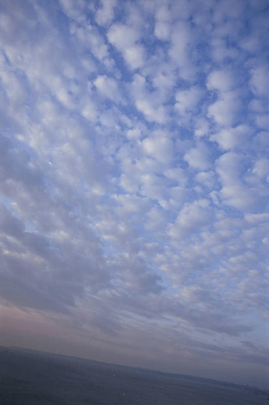 无人,竖图,室外,特写,白天,仰视,日出,美景,太阳,神奈川,日本,亚洲,阴影,光线,影子,景观,云,云朵,朝霞,晨曦,黎明,神奈川县,云彩,蓝色,白云,蓝天,天空,阳光,自然,天,景色,晴朗,自然风光,东亚,本州,关东地方,本州岛,日本国,朝阳,晴空,彩图,低角度拍摄,卯时,破晓,日始,三浦半岛