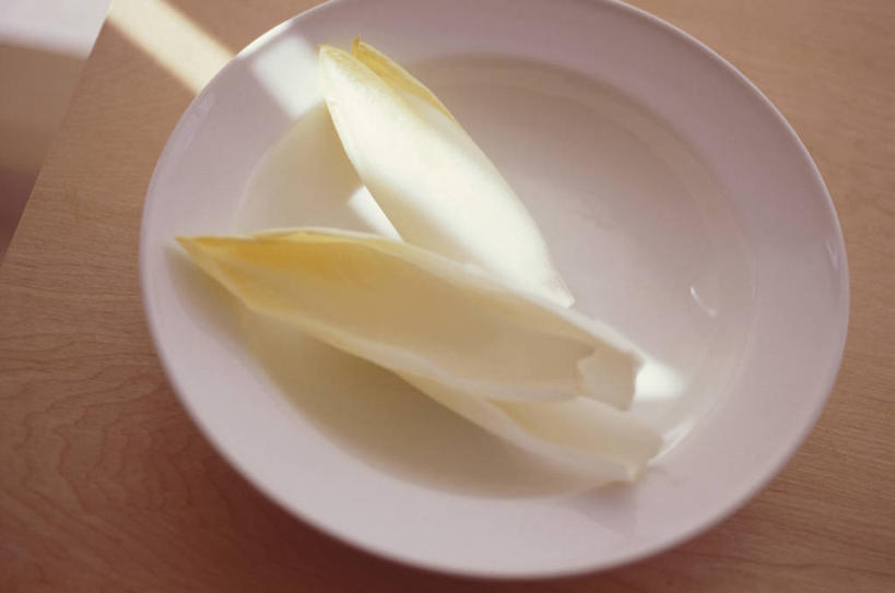 无人,横图,俯视,室内,特写,白天,餐桌,桌子,蔬菜,餐具,阴影,新鲜,反射,碟子,盘,影子,陶瓷,菊苣,食品,苦菜,陶瓷制品,食物,两个,一个,白色,盘子,碟,有机食品,绿色食品,单个,餐台,苦苣,彩图,高角度拍摄,咖啡草,咖啡萝卜,卡斯尼,明目菜,皱叶苦苣