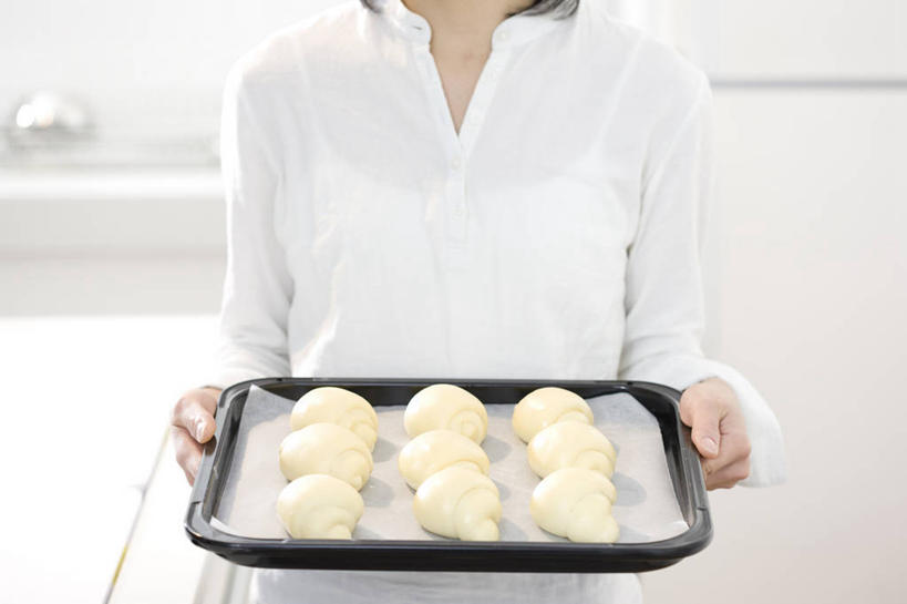 点心,面包,东方人,一个人,站,横图,室内,白天,正面,衬衫,亚洲,仅一个年轻女性,仅一个女性,仅一个人,一排,许多,握,服装,整齐,并列,并排,粉末,面粉,食品,面点,很多,拿,粮食,拿着,注视,黄种人,食物,糕点,排列,衣服,白色,观察,看,站着,粉,握着,服饰,观看,农产品,察看,衣着,穿着,队列,关注,平行,原材料,小麦粉,粉状,衣饰,年轻女性,女人,女性,亚洲人,站立,半身,彩图,衬衣,小麦面粉