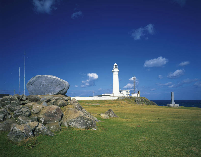 无人,横图,室外,白天,正面,旅游,度假,草地,草坪,海浪,海洋,石头,美景,植物,道路,日本,亚洲,阴影,光线,信息,石子,影子,景观,浪花,云,云朵,灯塔,交通,云彩,方向,娱乐,草,蓝色,绿色,白云,蓝天,天空,阳光,自然,海水,天,享受,休闲,景色,放松,晴朗,引导,指引,自然风光,海景,东亚,本州,本州岛,日本国,青森,青森县,东北地方,航标,大海,风浪,海,海水的波动,近岸浪,石块,岩石,涌浪,晴空,彩图,下北郡,导航